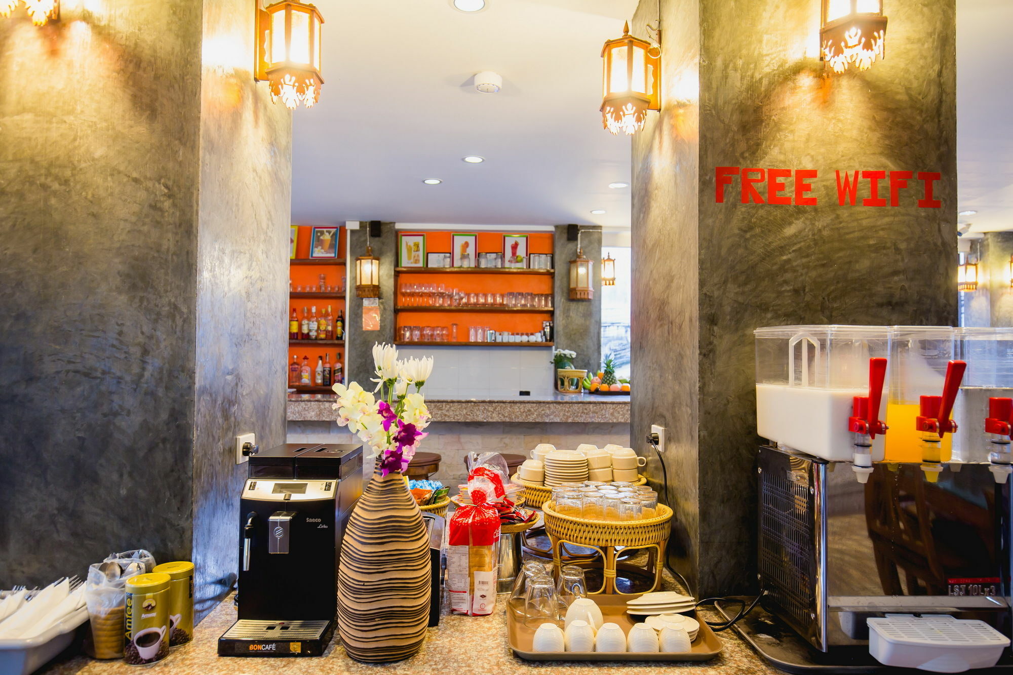 Chusri Hotel Patong Екстериор снимка