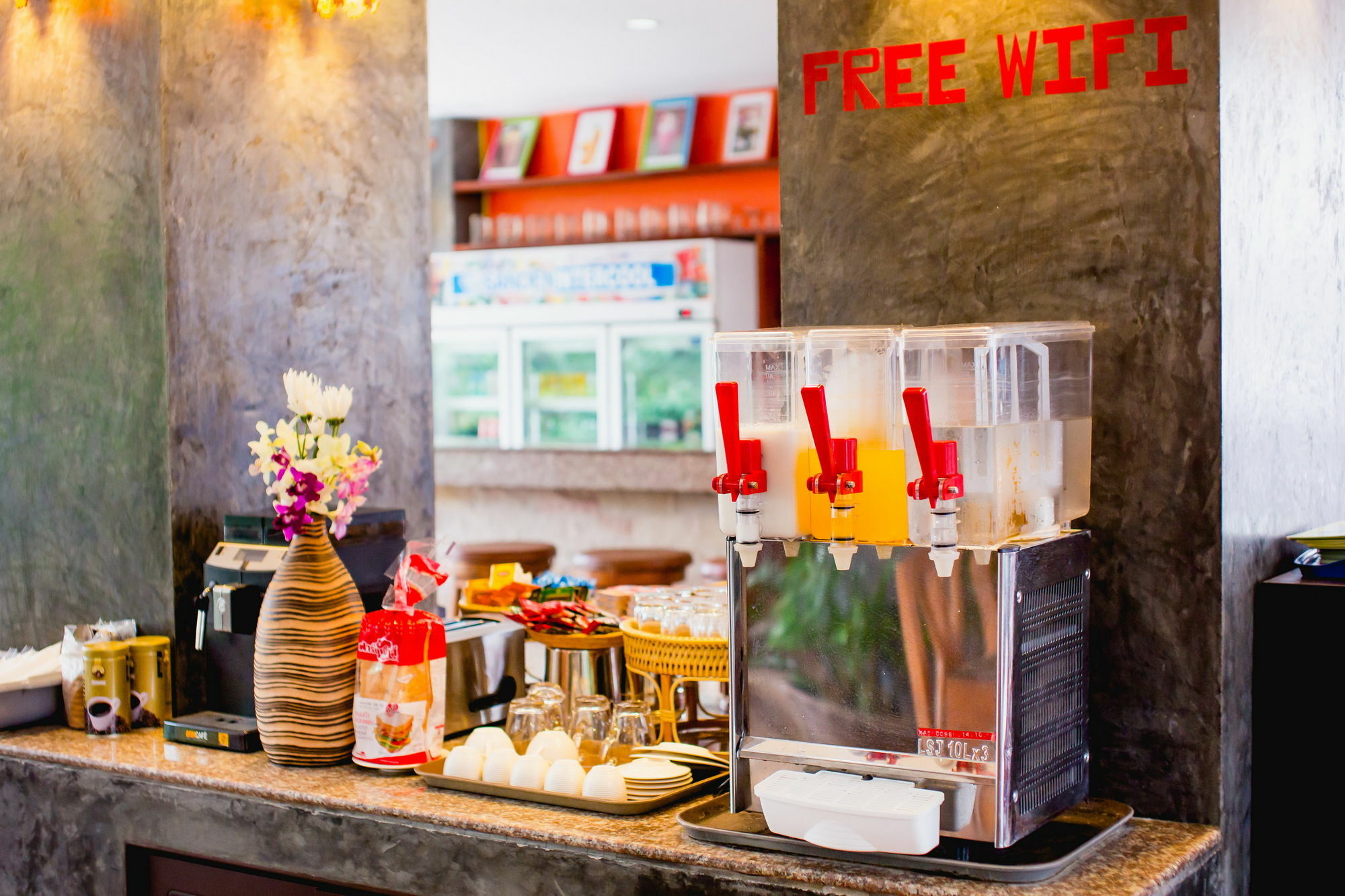 Chusri Hotel Patong Екстериор снимка
