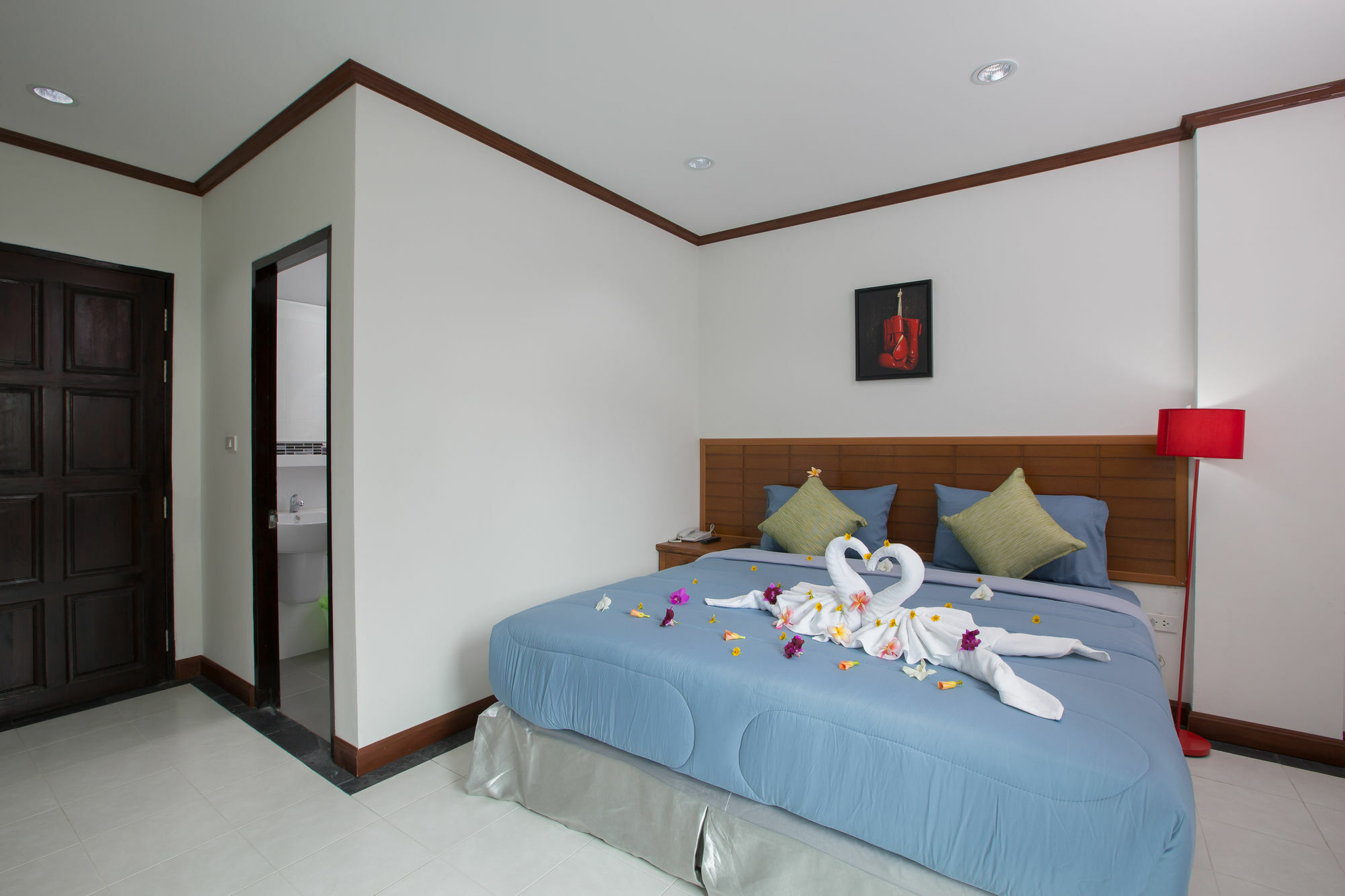 Chusri Hotel Patong Екстериор снимка