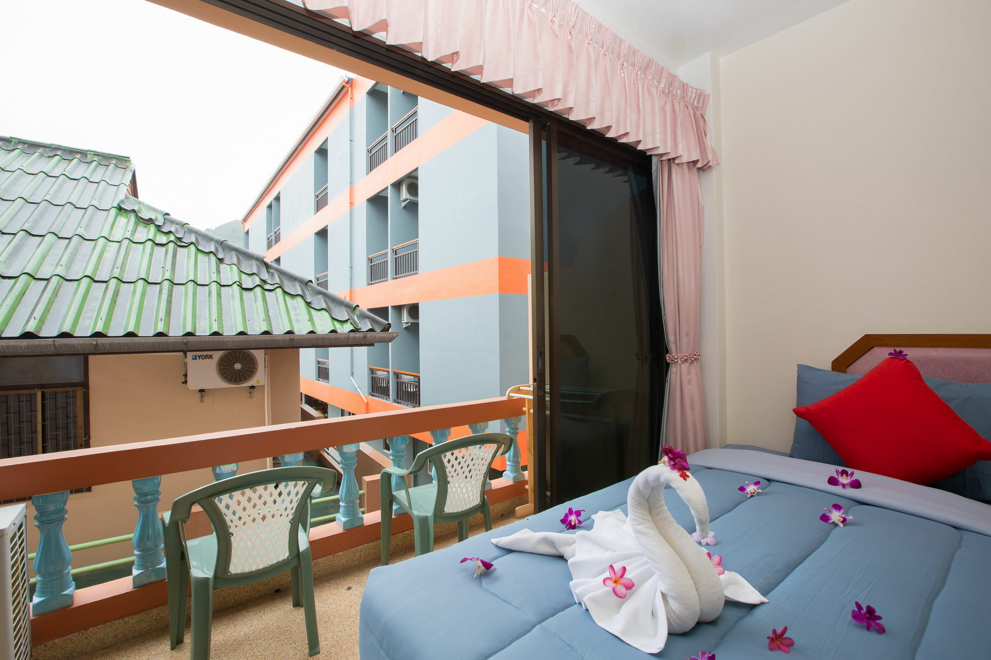 Chusri Hotel Patong Екстериор снимка