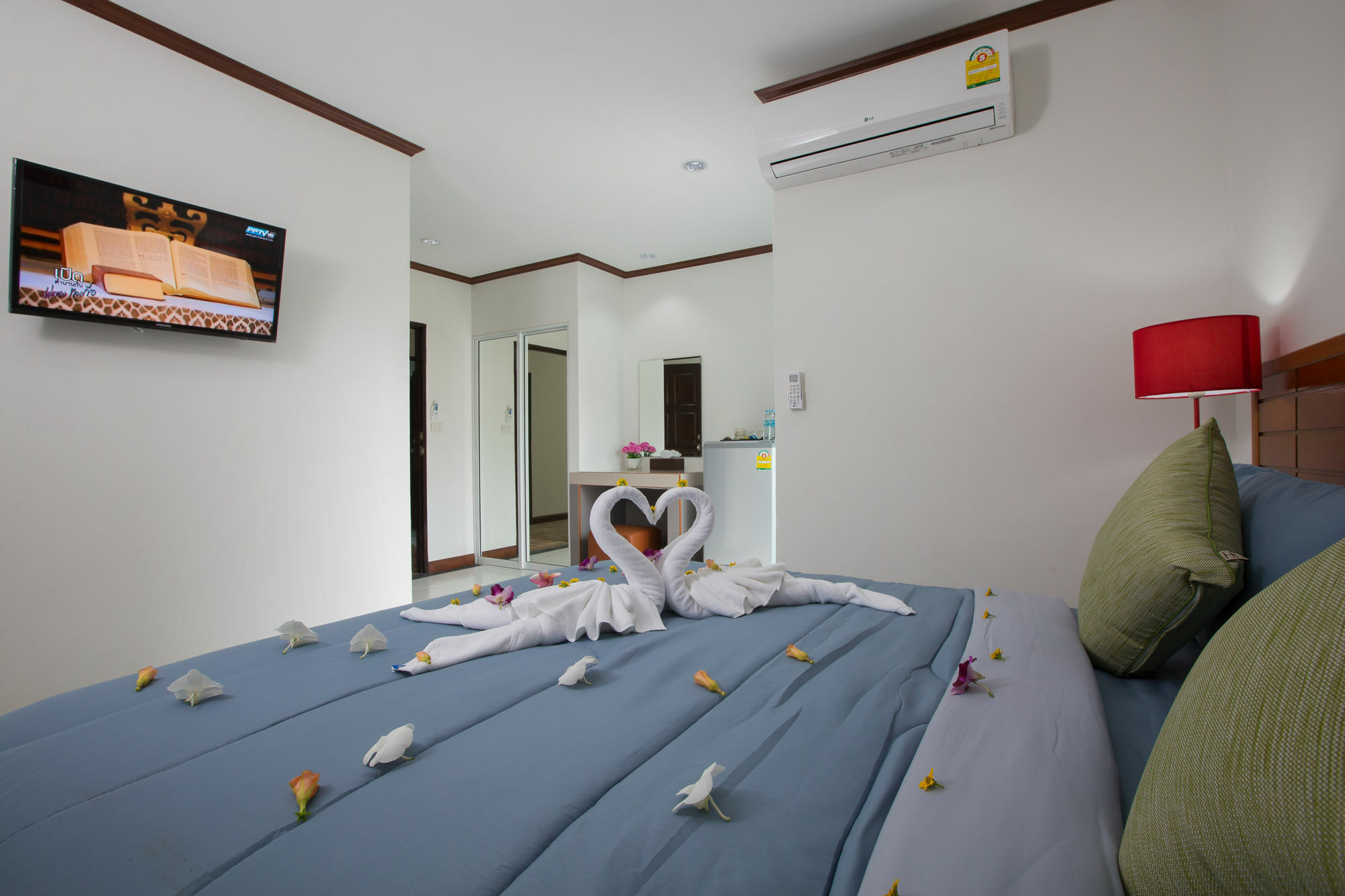 Chusri Hotel Patong Екстериор снимка