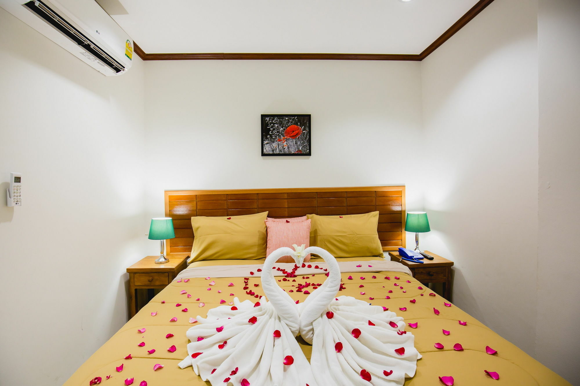 Chusri Hotel Patong Екстериор снимка
